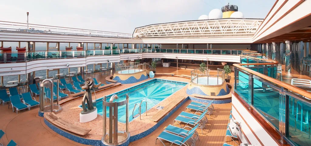 3- LIDO AZZURRO BLU <br> PISCINE SOUS VERRIÈRE & ÉCRAN GÉANT