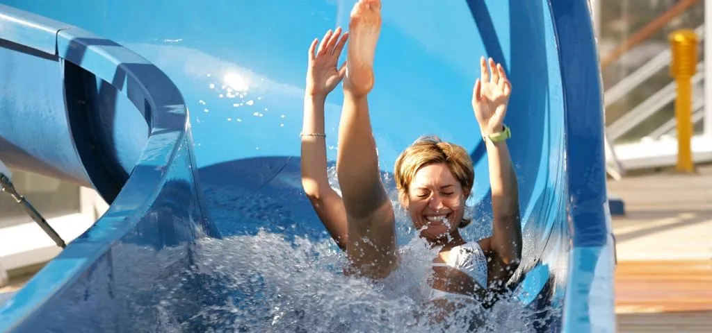 1- TOBOGGAN AQUATIQUE <br> 100 % FUN ET SENSATIONS