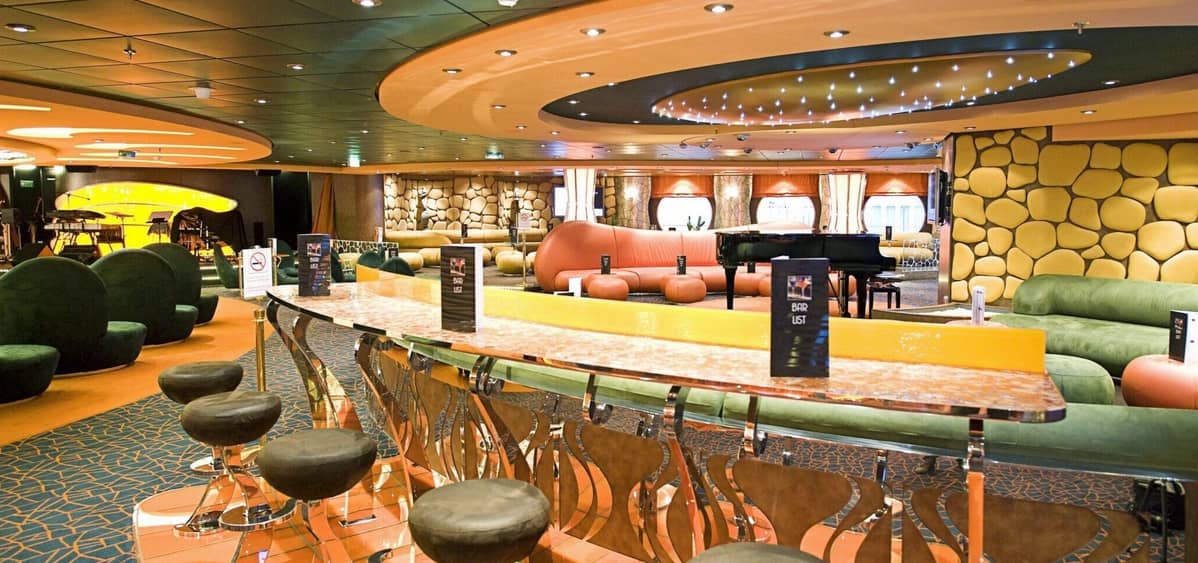 1- L’INSOLITO LOUNGE <br> DANCE, COCKTAILS, AND LIVE SHOWS