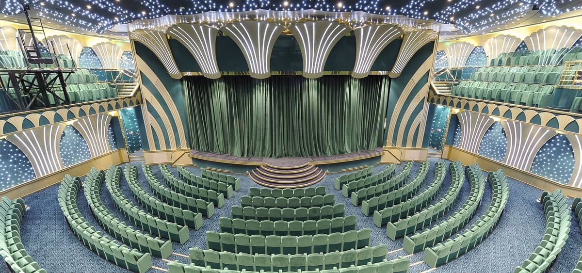 3- ROYAL THEATRE <br> SPECTACULAR SHOWS ON BOARD
