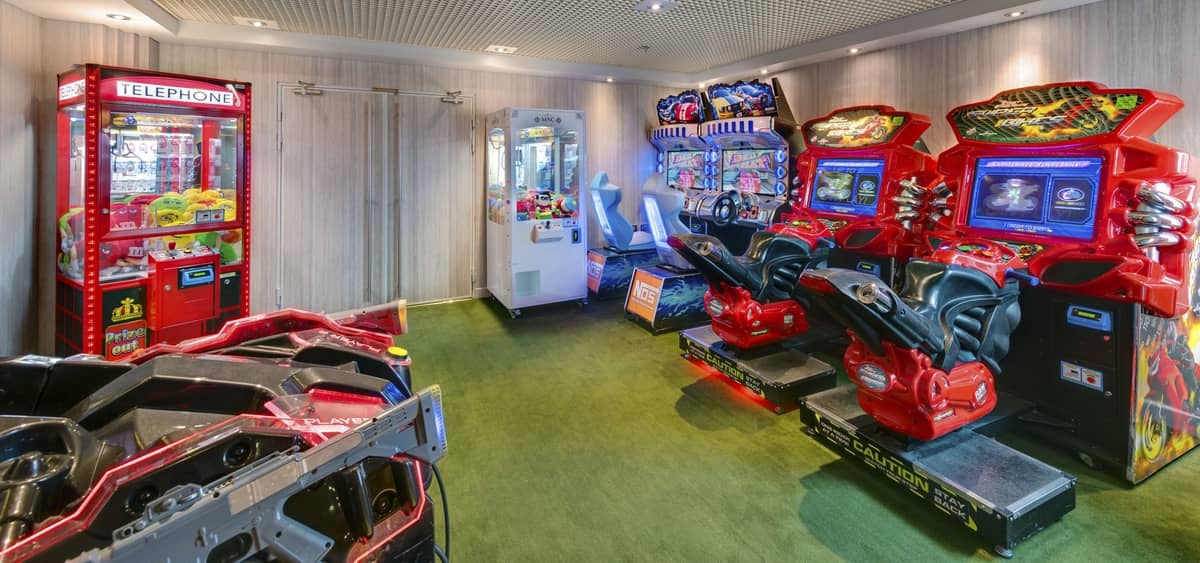 3- VIDEO GAMES ARCADE <br> THE HIGH-TECH ZONE FOR ALL AGES