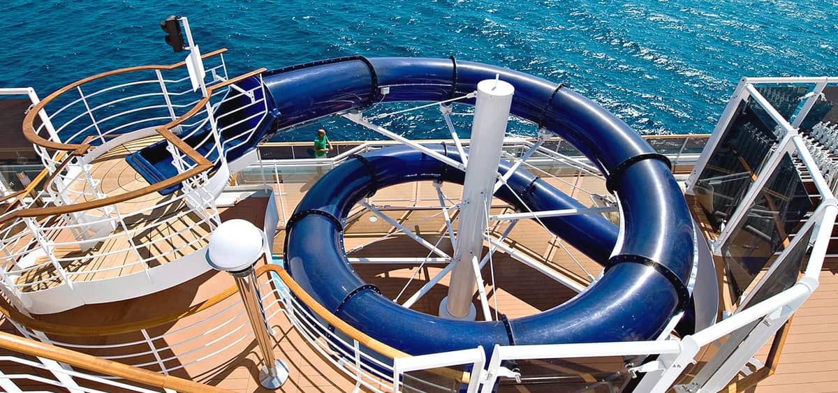 1- AQUA PARK <br> FESTIVE ATMOSPHERE WITH 150 WATER JETS