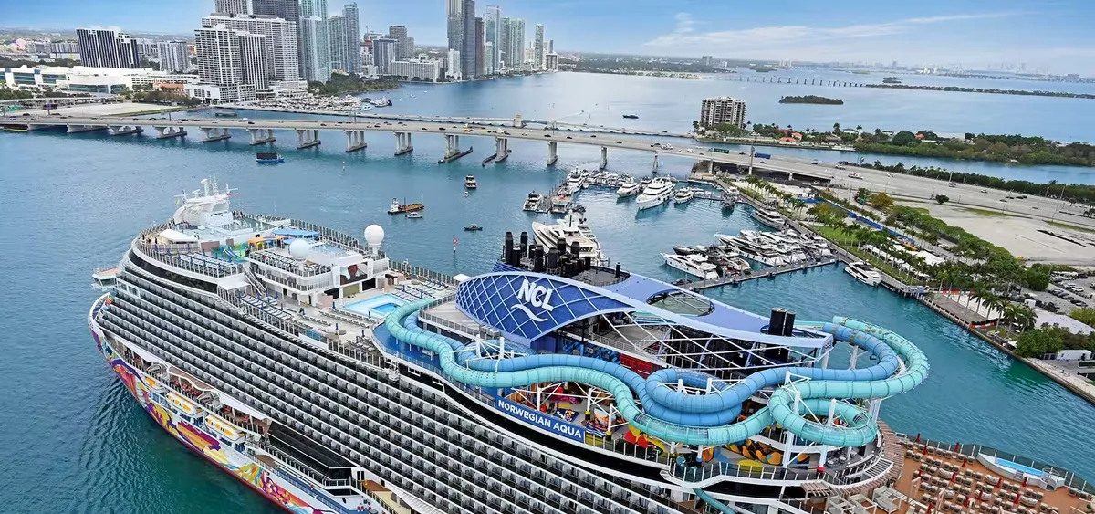 1- AQUA SLIDECOASTER<br> LOOPINGS, SENSATIONS FORTES ET VUES PANORAMIQUES