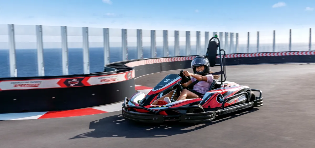 1- JOY SPEEDWAY<br> LA PISTE DE KARTING XXL EN MER