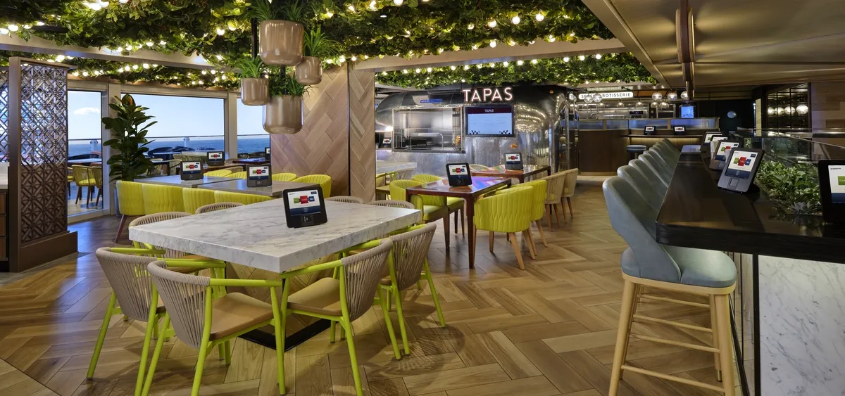 5- INDULGE FOOD HALL<br> 11 STANDS, TOUTES LES SAVEURS DU MONDE À BORD