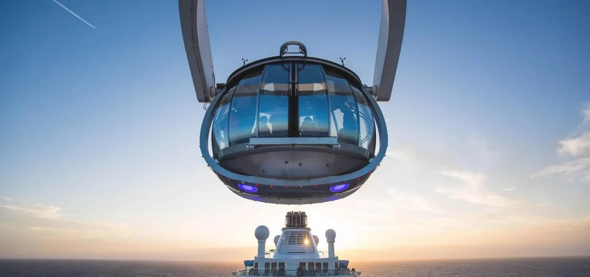 1- NORTH STAR<br>LA CAPSULE PANORAMIQUE À 90 MÈTRES D’ALTITUDE