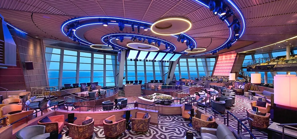 5- TWO70°<br>LOUNGE ET SPECTACLES FUTURISTES EN MER