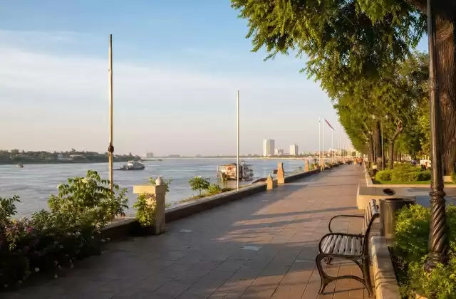 Tonlé Sap riverfront